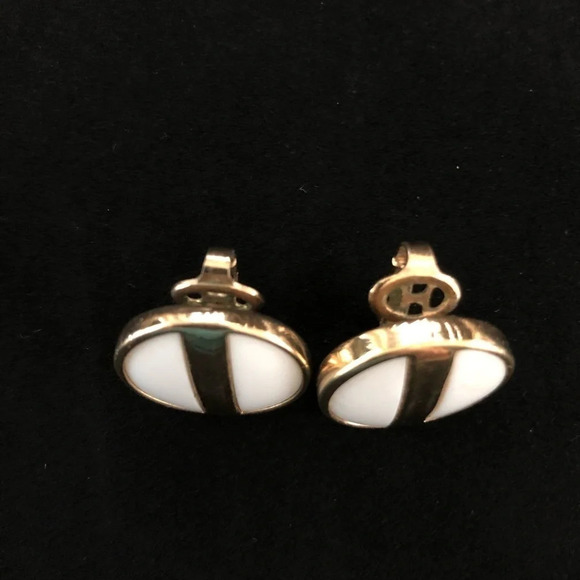 Avon Stamped Round Clip On Earrings White Gold - Picture 2 of 5